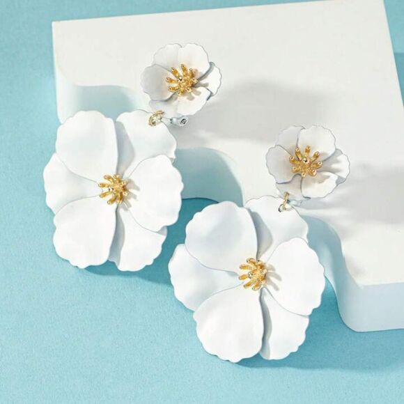 Elegant White Floral Flower Shaped Metal Clip-On Earrings With Pendants Earrings - Picture 3 of 4